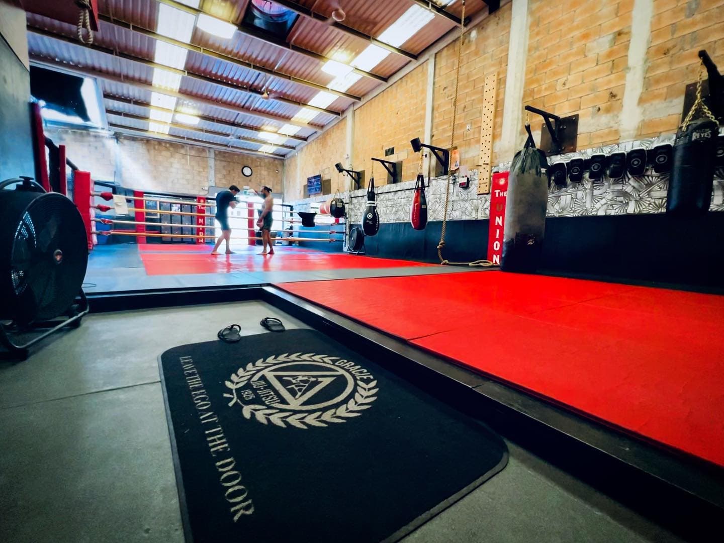 Training mats and floor at The Union Muay Thai & Boxing Gym in Playa del Carmen, showing the authentic training space where technique and conditioning are developed